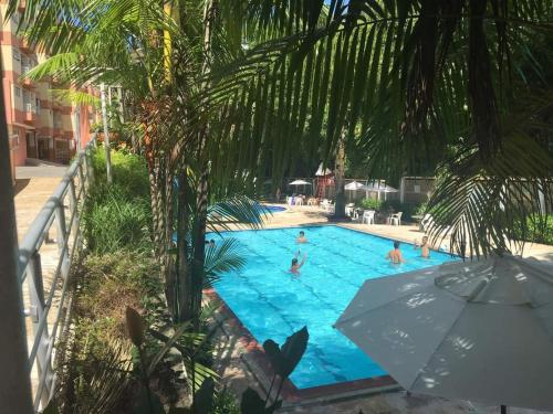 an overhead view of a swimming pool with people in it at Refúgio das Thermas in Caldas Novas