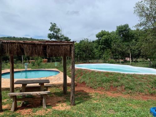 Het zwembad bij of vlak bij Recanto do Vale