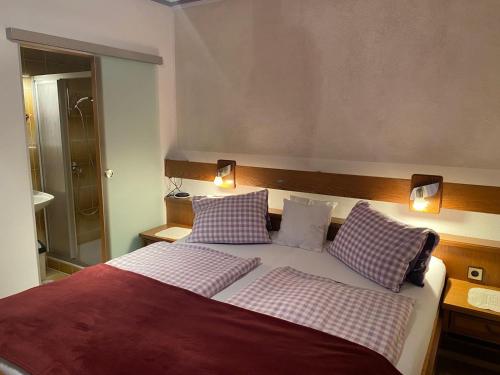 En eller flere senge i et værelse på Apartments by Haus Ingrid