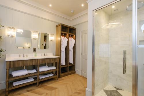 een badkamer met een douche en een wastafel bij Douneside House in Tarland