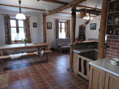 una camera con cucina e un soggiorno con tavolo di Agroturystyka Biebrzańska Kraina a Pluty