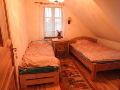 Camera mansardata con 2 letti e finestra. di Agroturystyka Biebrzańska Kraina a Pluty