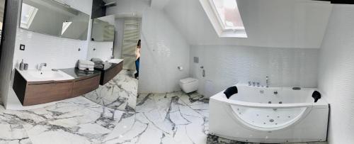 Salle de bains dans l'établissement l'imperial WIFI & Confort