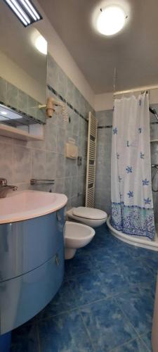 a bathroom with a tub and a toilet and a sink at Appartamenti Villa Eden in Malcesine