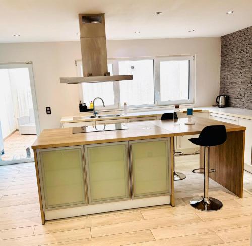 Cuisine ou kitchenette dans l'établissement l'imperial WIFI & Confort