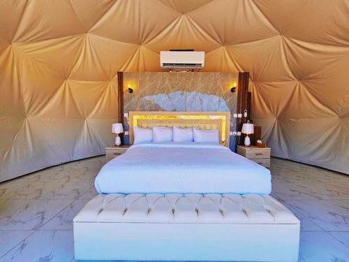 een slaapkamer met een groot bed in een tent bij Rum Plaza Luxury Camp in Wadi Rum