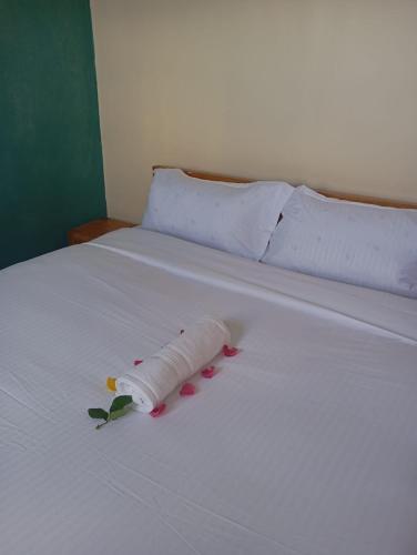 een rol toiletpapier op een wit bed bij Longonot View Camp and Accommodation, Naivasha in Naivasha