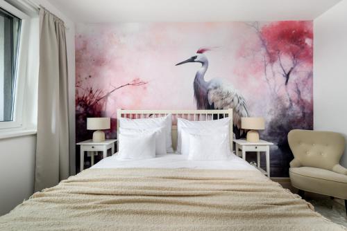 een slaapkamer met een bed en een schilderij van een vogel bij Leonardo50 Apartment in Boedapest