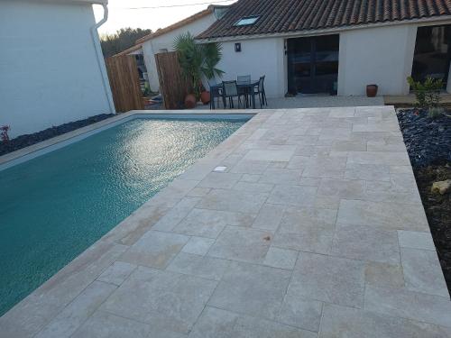 Swimmingpoolen hos eller tæt på Gite maison Simon 30' Puy du Fo climatisé