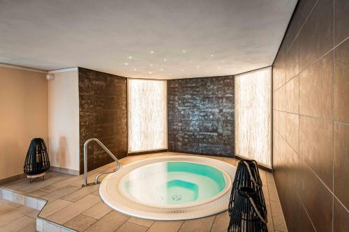 een grote badkamer met een bad in de kamer bij Hotel Lipprandt in Wasserburg