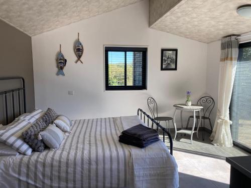 Postel nebo postele na pokoji v ubytování Olisios, beautiful farmhouse with private pool