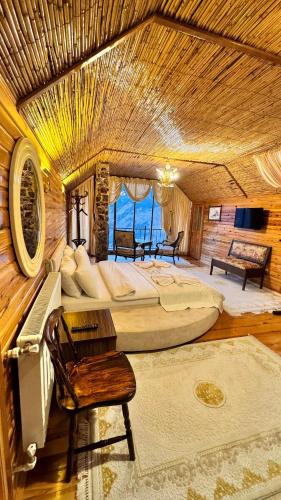 ein Schlafzimmer mit einem großen Bett in einem Zimmer in der Unterkunft İsgobya Chalets 103 in Macka