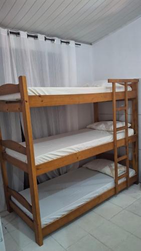 een paar stapelbedden in een kamer bij Hostel Aki in Itacaré