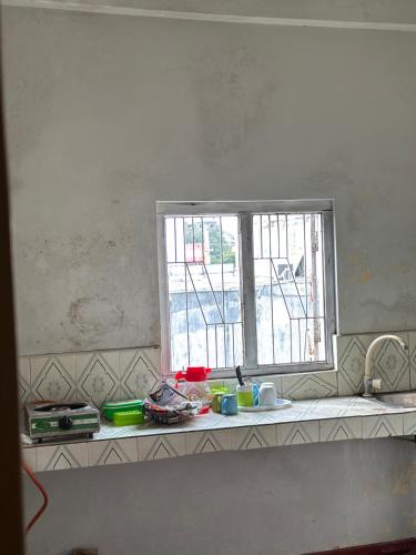un bancone della cucina con lavandino e finestra di Solo escape a Anuradhapura