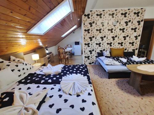 een hotelkamer met twee bedden en een tafel bij Era Apartman in Harkány