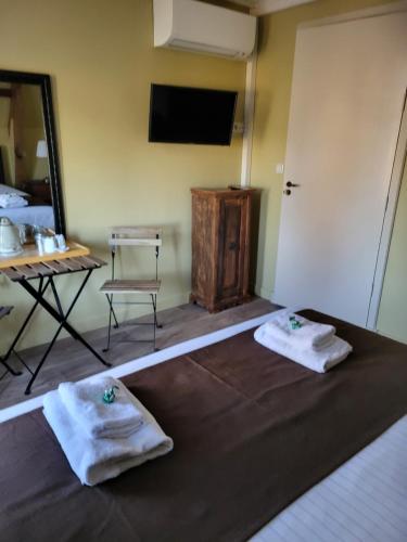 a room with two towels on a bed with a mirror at Hotel Stedswal in Sloten