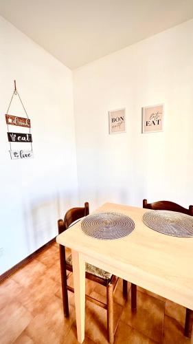 tavolo da pranzo con 2 sedie e tavolo di B&B San Savino a Piacenza