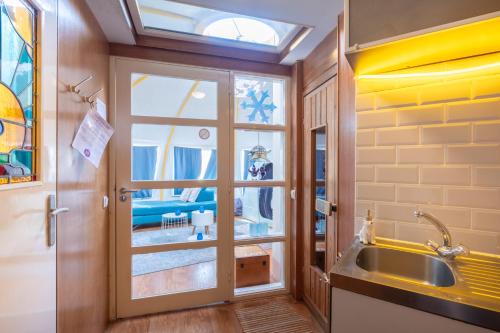 a kitchen with a sink and a window at LOFT Groepsaccommodatie in Boksum