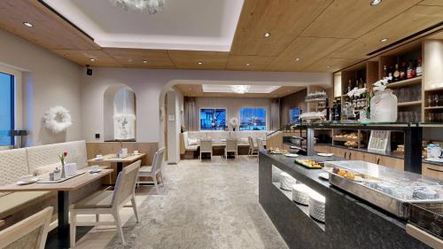 een restaurant met tafels en stoelen en een bar bij Café-Pension Erika in Pertisau