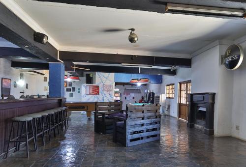 un ristorante con bar e sgabelli in camera di Bostons Lodge & Restaurant a Jan Kempdorp