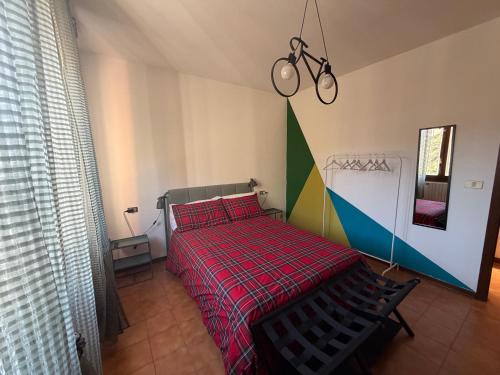 een slaapkamer met een bed met een fiets aan de muur bij True Italian Stay in Casalecchio di Reno