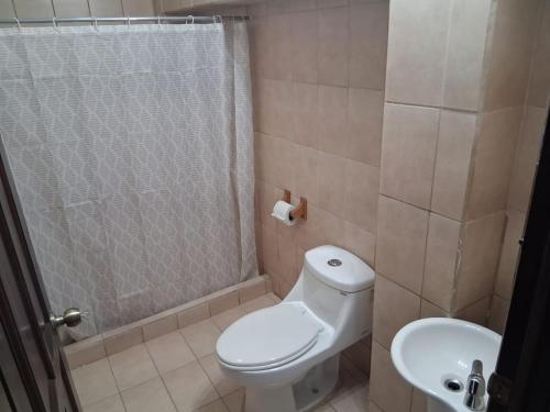 een badkamer met toilet, douche en wastafel bij Luca hostel in San José