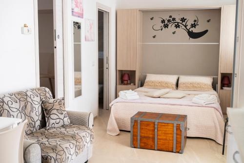 een kleine slaapkamer met een bed en een stoel en nog een stoel bij Pietra di Luna relaxing private terrace in Polignano a Mare