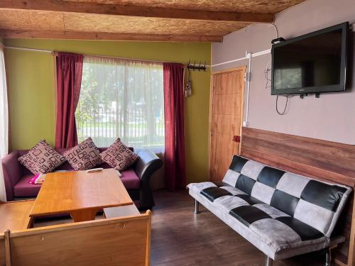 een woonkamer met een bank en een tafel bij las cascadas in Puerto Clocker