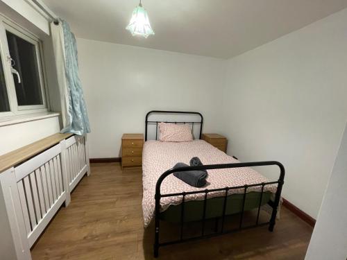 een kleine slaapkamer met een bed in een kamer bij 4-Bed Barnwell Retreat- Sleeps10 Garden & Parking in Stevenage