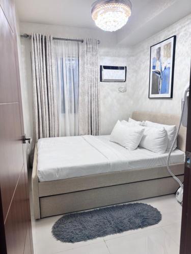En eller flere senge i et værelse på Budget Condo HomeStay at Soleia Manors Butuan City Free Parking