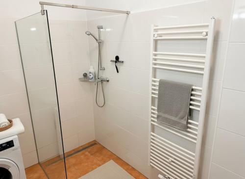 2 Room Spacious & Modern Industrial Loft at Westbahnhof - next to Metro - Smart Beamer, Netflix & Long Stay friendly