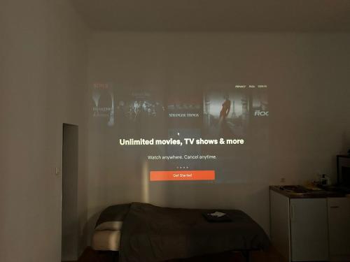 2 Room Spacious & Modern Industrial Loft at Westbahnhof - next to Metro - Smart Beamer, Netflix & Long Stay friendly