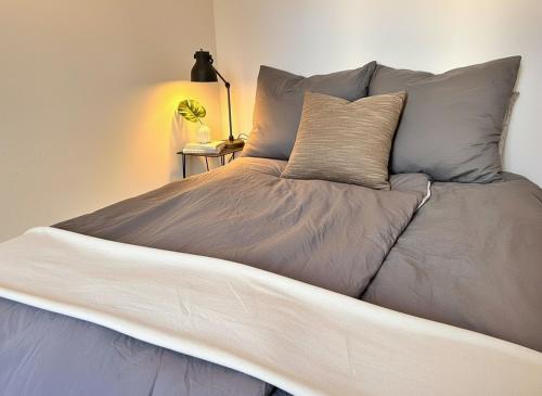 Modern Industrial Loft at Westbahnhof - Smart Beamer, Netflix & Long Stay Ready