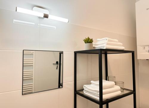2 Room Spacious & Modern Industrial Loft at Westbahnhof - next to Metro - Smart Beamer, Netflix & Long Stay friendly