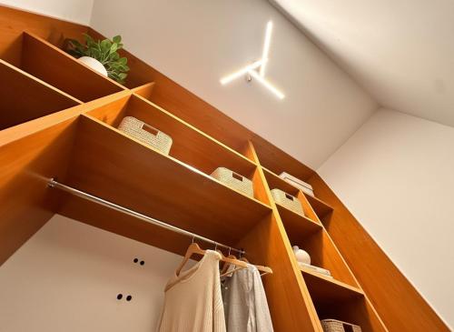 2 Room Spacious & Modern Industrial Loft at Westbahnhof - next to Metro - Smart Beamer, Netflix & Long Stay friendly