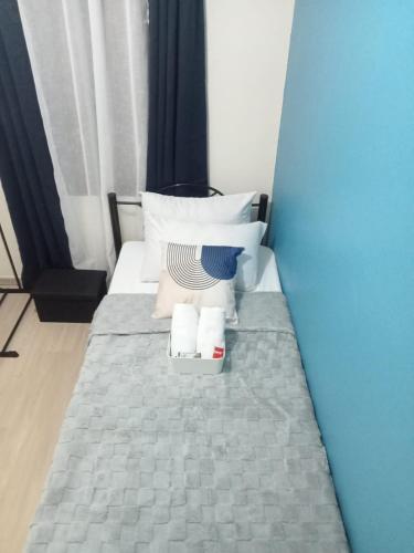 - un lit avec 2 tasses et des oreillers dans l'établissement AL KHOURY Staycation, à Tanza