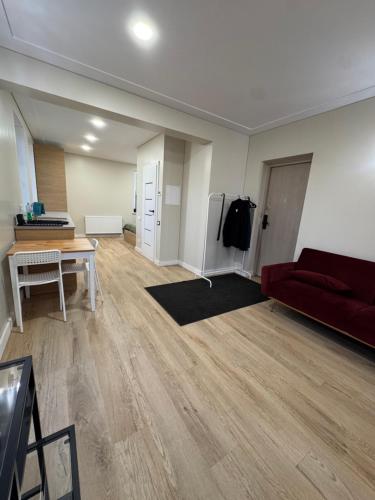un soggiorno con un divano rosso e un tavolo di Greenhill a Kaunas