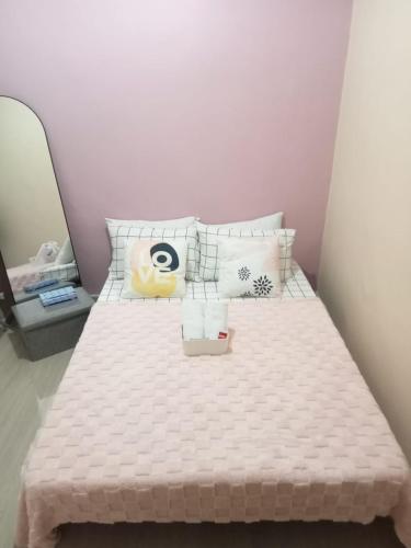 - une chambre avec un lit doté d'un matelas blanc dans l'établissement AL KHOURY Staycation, à Tanza