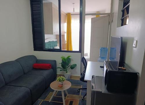 een woonkamer met een bank en een tafel bij Executive Studio Kinoo in Rungiri