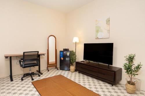 TV a/nebo společenská místnost v ubytování Island Loft in the Heart of Thong Nai Pan