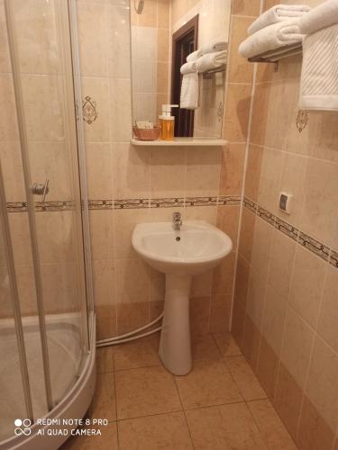 een badkamer met een wastafel en een douche bij Holiday House Rizomylos 