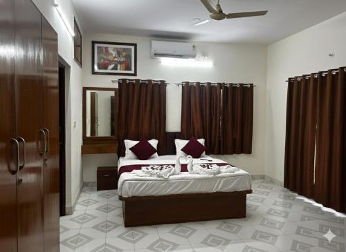 Giường trong phòng chung tại Hotel Royal Inn