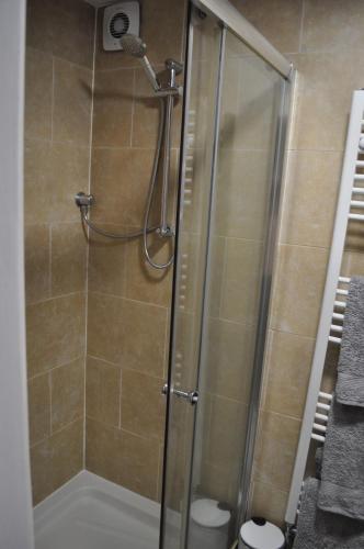 Et badeværelse på Cozy & Self Contained Garden Bungalow