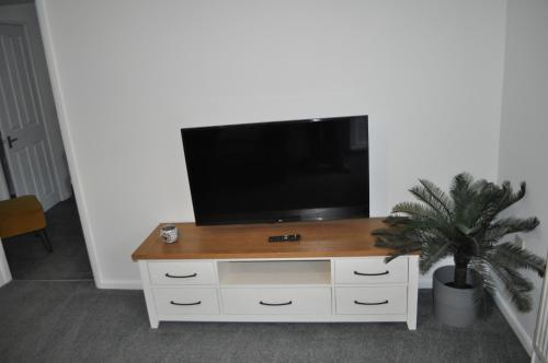 Et tv og/eller underholdning på Cozy & Self Contained Garden Bungalow