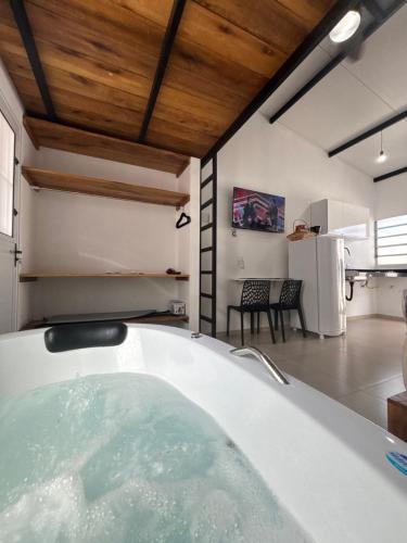 een groot bad in een kamer met een keuken bij Ofurô com hidromassagem aquecida in Guia Lopes da Laguna