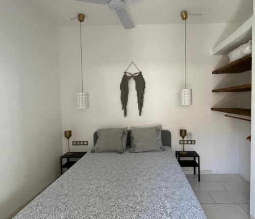 una camera da letto con un letto con le ali sul muro di L Apothiki a Ios Chora