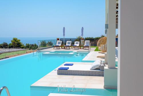 een zwembad met ligstoelen en een zwembad bij Lamar Private Luxury Villas in Marathias