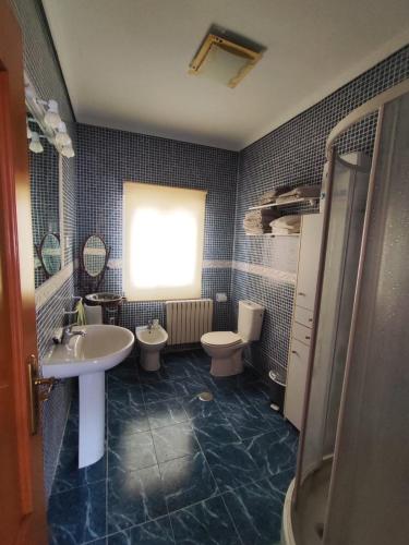 a bathroom with two toilets and a sink and a window at Casa Rural Angorrilla in Reolid