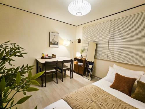 En eller flere senge i et værelse på Cozy & Comfortable Stay near Sillim Station, Easy Access to Gangnam & Hongdae