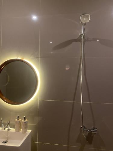 a bathroom with a mirror and a sink at Pinggan Everest Bali in Gretek